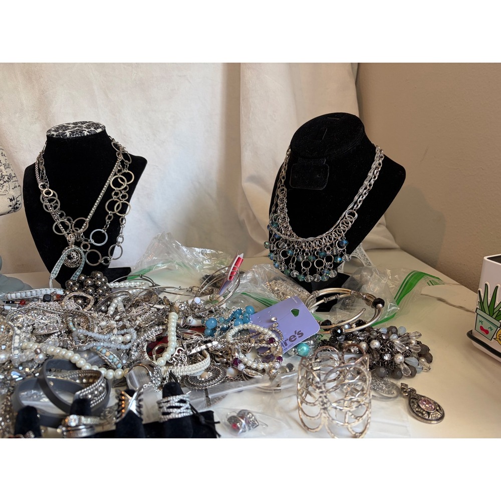 6lbs Jewelry Lot Silver Tone Rings, Skagen,Erica Lyons,Trifari, Rhinestones - Picture 10 of 11